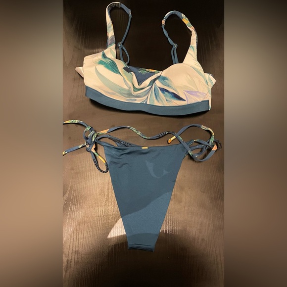 Everyday Sunday Reversible tropical bikini small - Picture 2 of 3